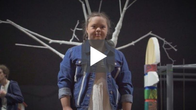 copyright: Stadt Wien Videostill: Frau steht auf der Bühne.