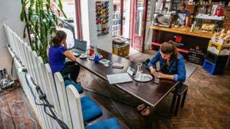 zwei Frauen an einem Tisch