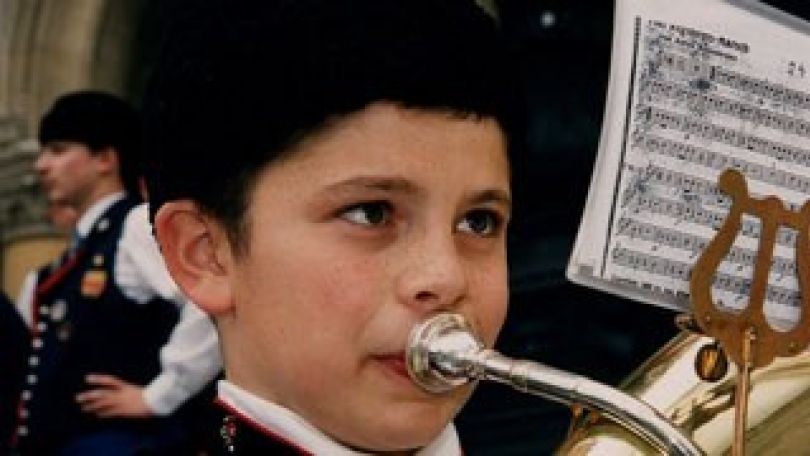 Junge mit Blasmusikinstrument