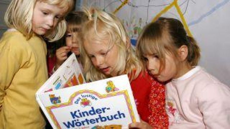 Lesende Kinder