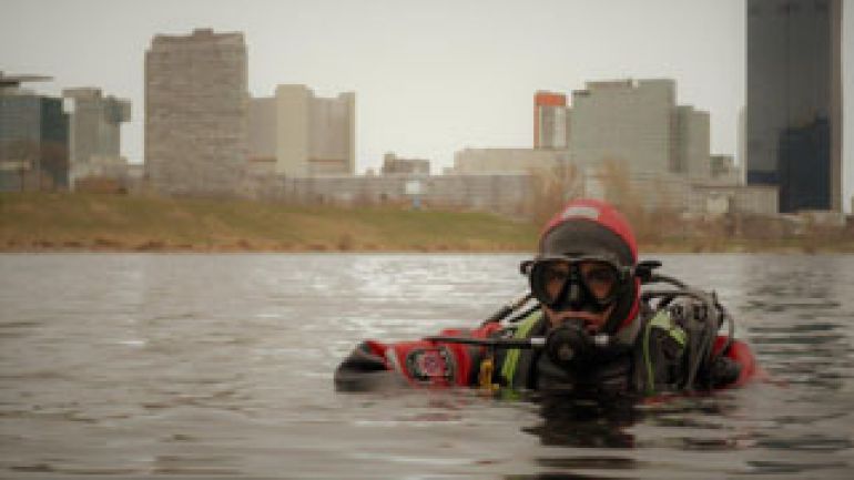 copyright: Stadt Wien - Feuerwehr Einsatztaucher der Berufsfeuerwehr im Wasser