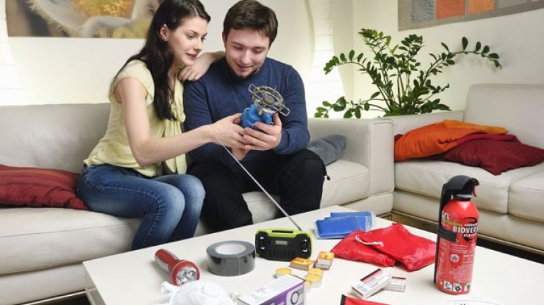 copyright: Die Helfer Wiens - Johannes Zinner Junges Paar mit verschiedenen Gegenständen, die der Notversorgung dienen.