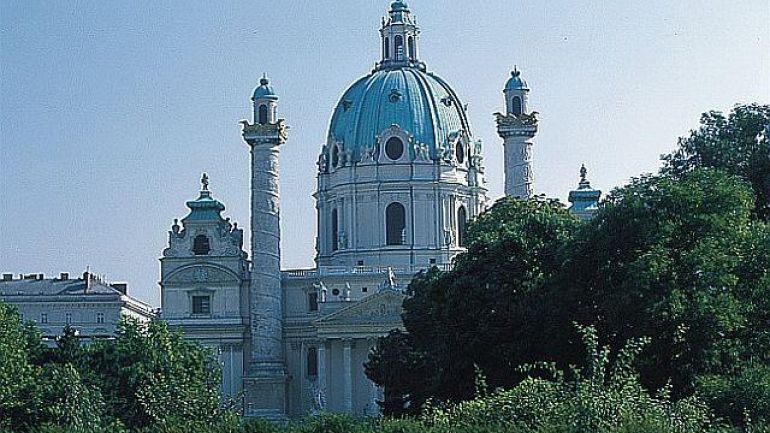 Sakralbau mit Kuppeldach