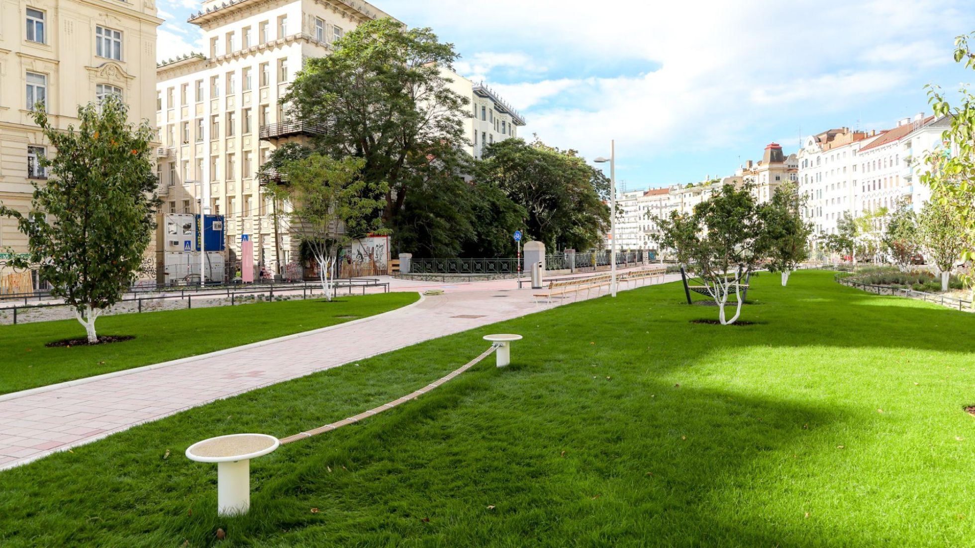 copyright: Stadt Wien/Christian Fürthner Wiese mit Balancier-Vorrichtung, hell gepflasterten Wegen und saftig grünem Rasen