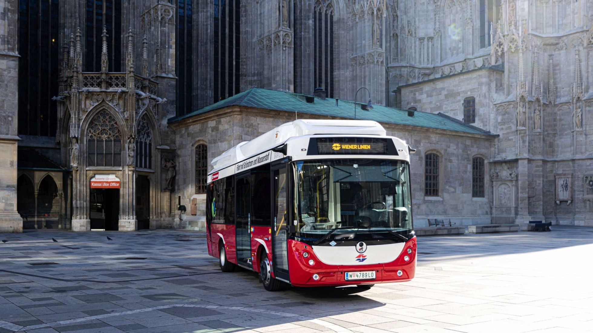 Wasserstoff-E-Bus vor dem Stephansdom