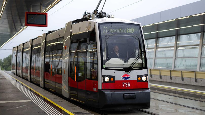 copyright: Wiener Linien/Simon Wöhrer Eine Straßenbahn fährt in eine Station ein