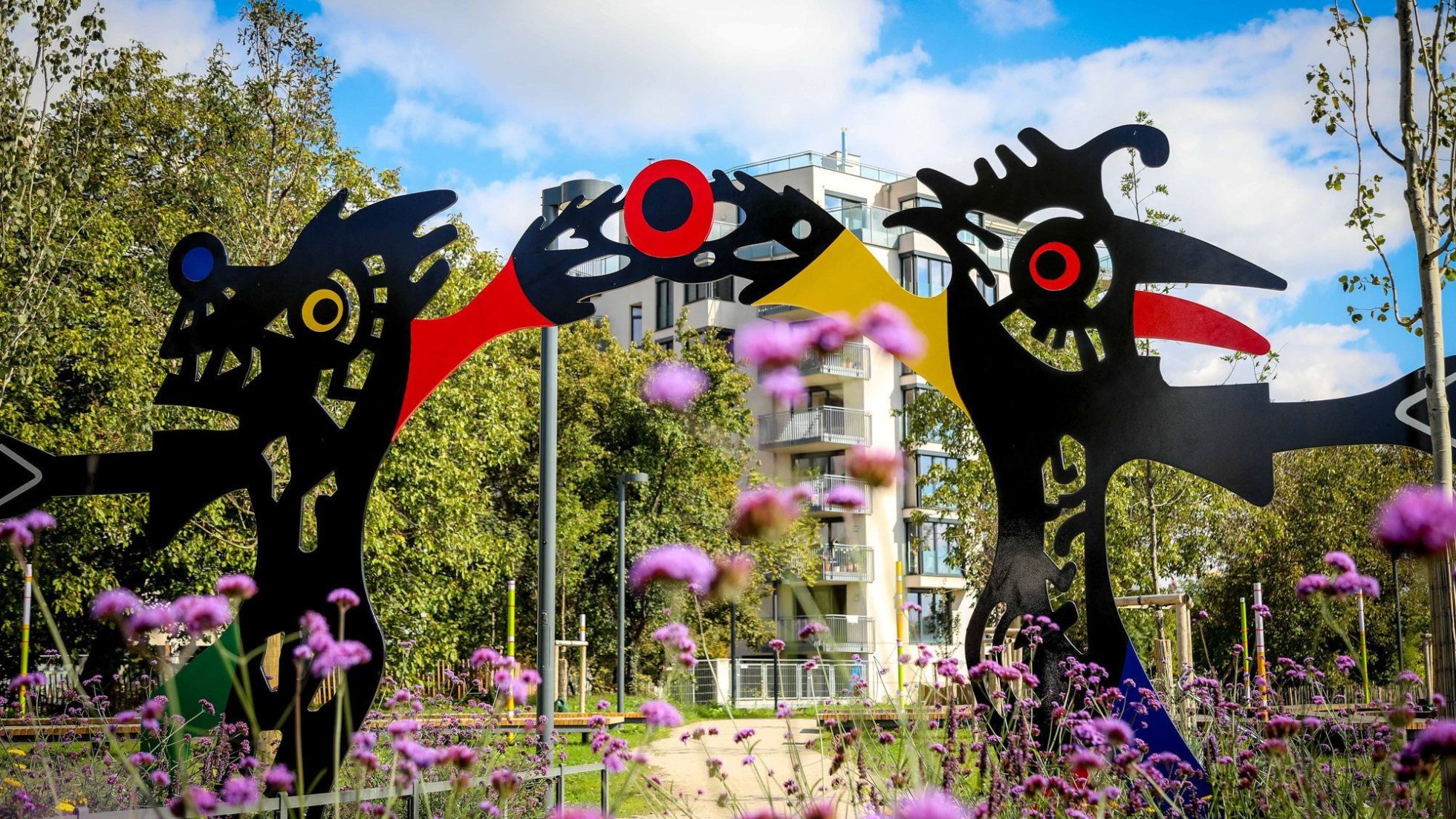 Schwarze Skulptur aus Metall mit roten und gelben Akzenten