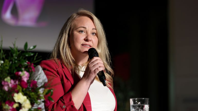 Preisträgerin Georgia Avarikioti steht auf einer Bühne und hält ein Mikrofon in der Hand.