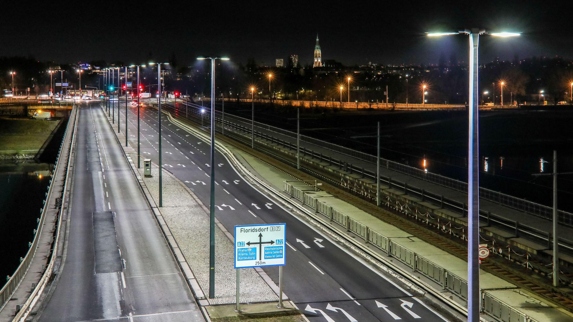 copyright: MA33/Christian Fürthner Beleuchtung Floridsdorfer Brücke Blickrichtung Floridsdorfer Hauptstraße bzw. Wasserpark nach dem LED-Lampentausch