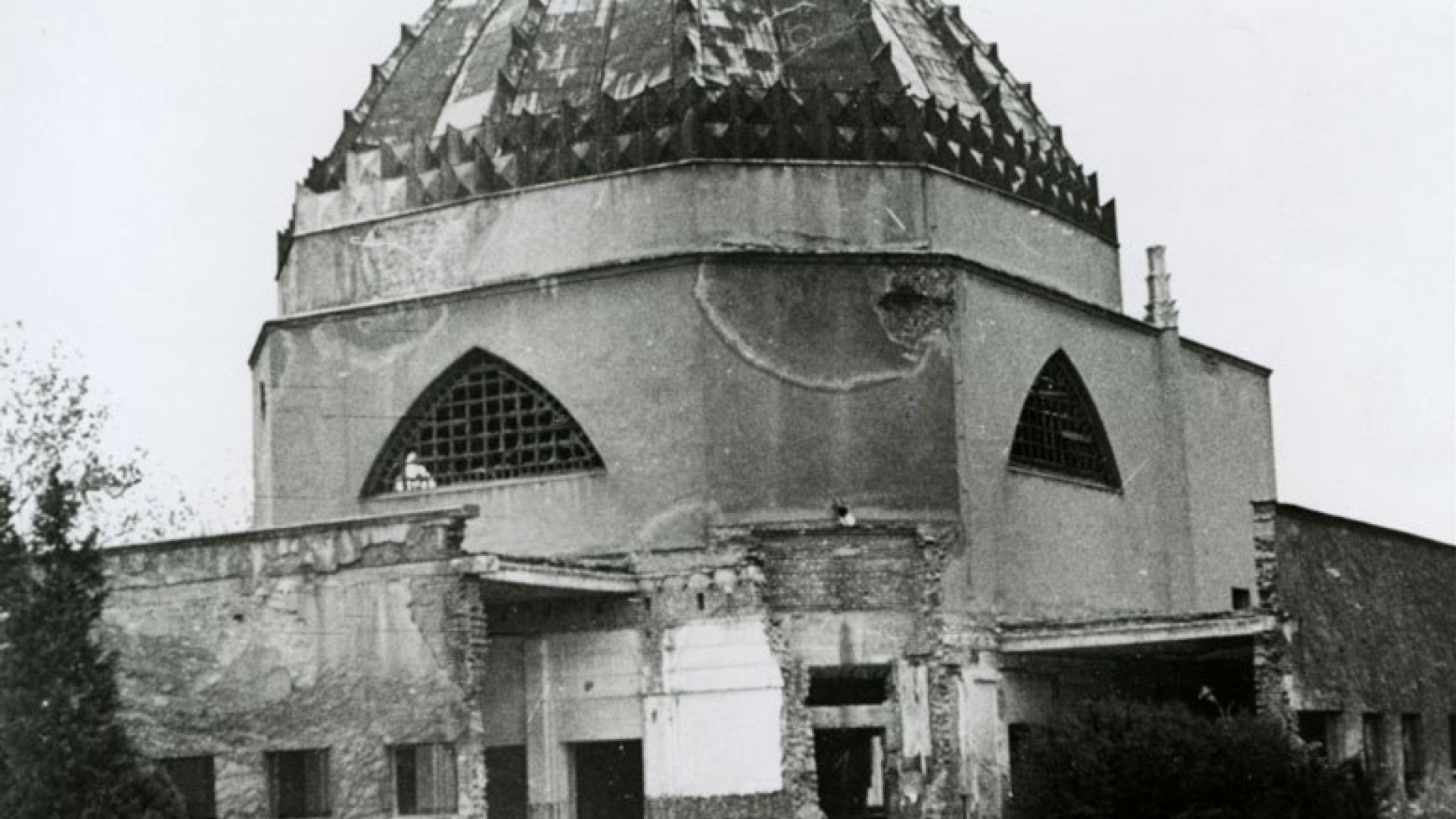 copyright: Bildrechte: CC BY-NC-ND 4.0; Bildquelle: Dokumentationsarchiv des Österreichischen Widerstandes / Fotograf unbekannt Schwarzweiß-Foto des verwüsteten Zeremoniengebäudes am Israelitischen Friedhof beim Zentralfriedhof nach den Novemberpogromen 1938.