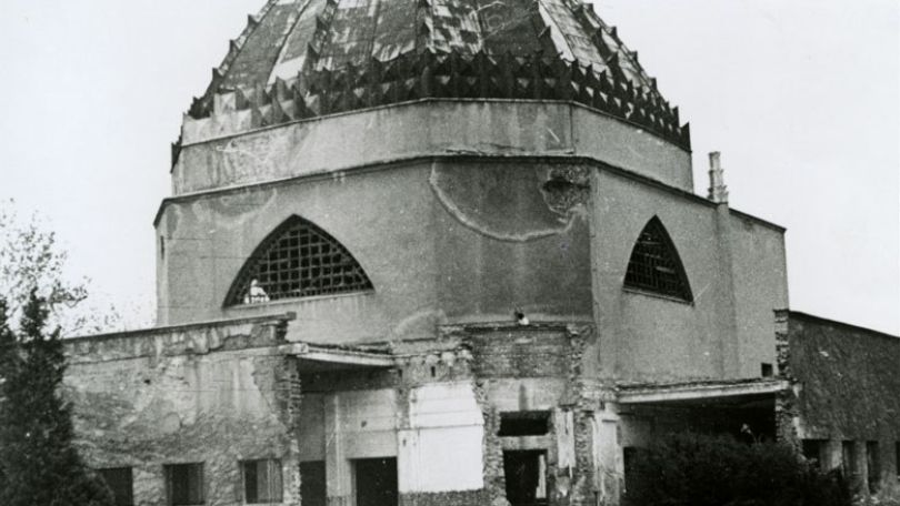 copyright: Bildrechte: CC BY-NC-ND 4.0; Bildquelle: Dokumentationsarchiv des Österreichischen Widerstandes / Fotograf unbekannt Schwarzweiß-Foto des verwüsteten Zeremoniengebäudes am Israelitischen Friedhof beim Zentralfriedhof nach den Novemberpogromen 1938.