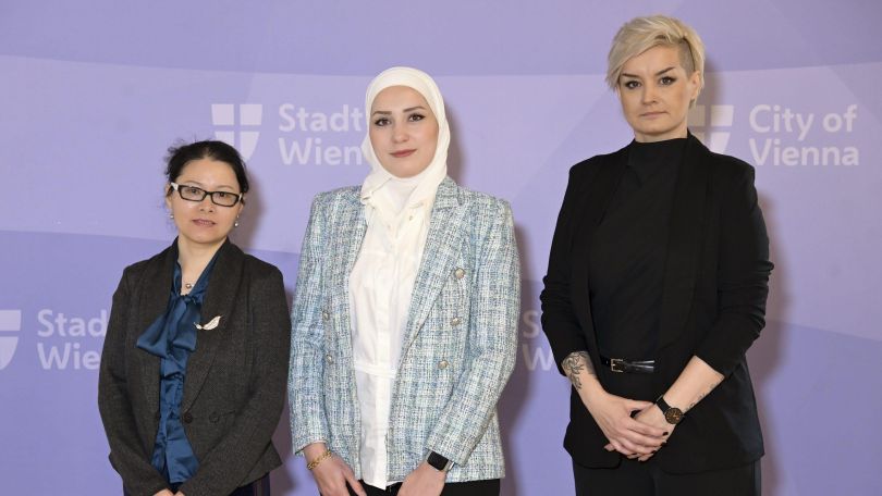 copyright: Stadt Wien / Christian Jobst 3 Frauen in Businesskleidung stehen vor einer lila Wand.