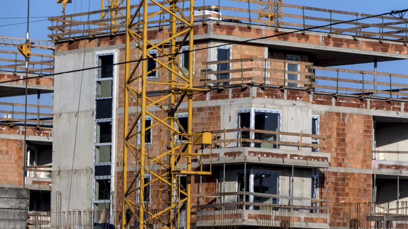 copyright: BilderBox.com Rohbau eines Wohnhause mit Kran im Vordergrund