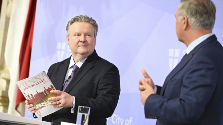 copyright: Stadt Wien / Christian Jobst Bürgermeister Michael Ludwig steht vor einem Redepult und hält eine Druckversion des Berichts in den Händen.