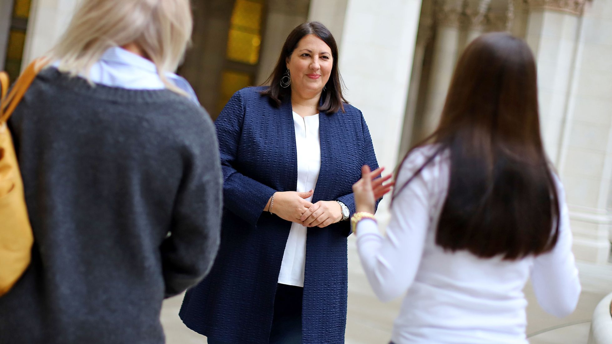 Vizebürgermeisterin Kathrin Gaál im Gespräch mit 2 Frauen