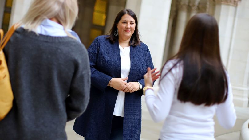 copyright: Wohnservice Wien Ges.m.b.H/Martin Votava Vizebürgermeisterin Kathrin Gaál im Gespräch mit 2 Frauen