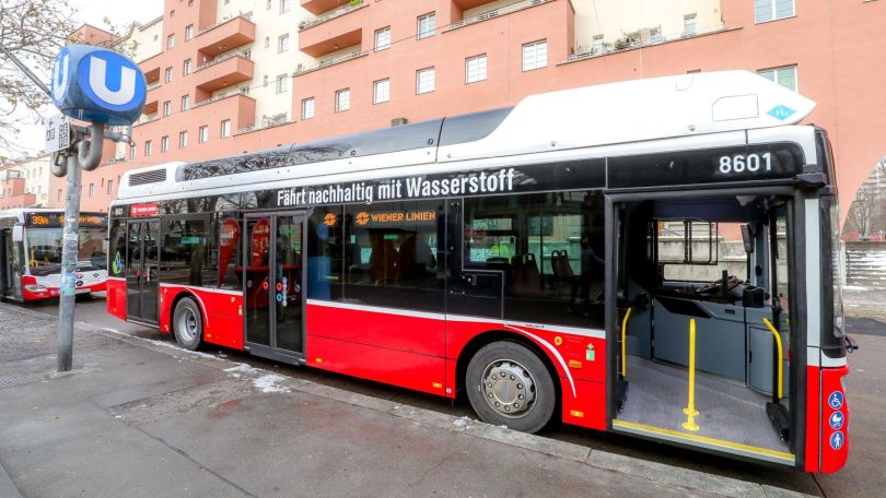 Wasserstoffbetriebener Bus in der Hallestelle Heiligenstadt.
