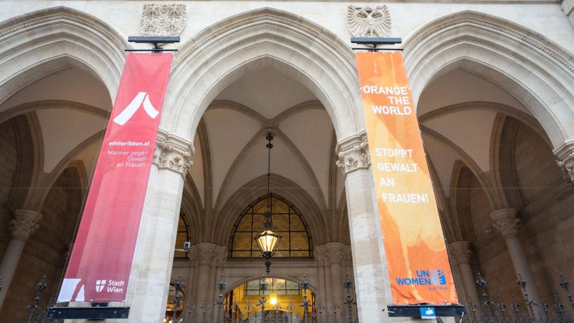 Fahnen am Rathaus anlässlich 16 Tage gegen Gewalt