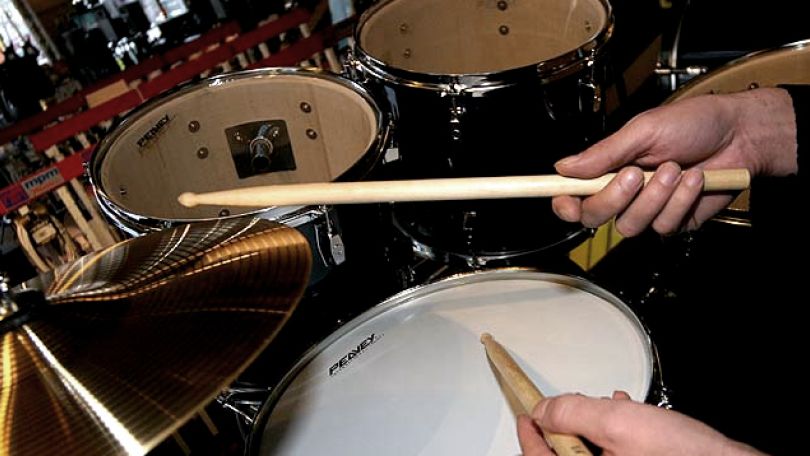 copyright: Laila Daneshmandi Nahaufnahme von 2 Händen, die Schlagzeug spielen.