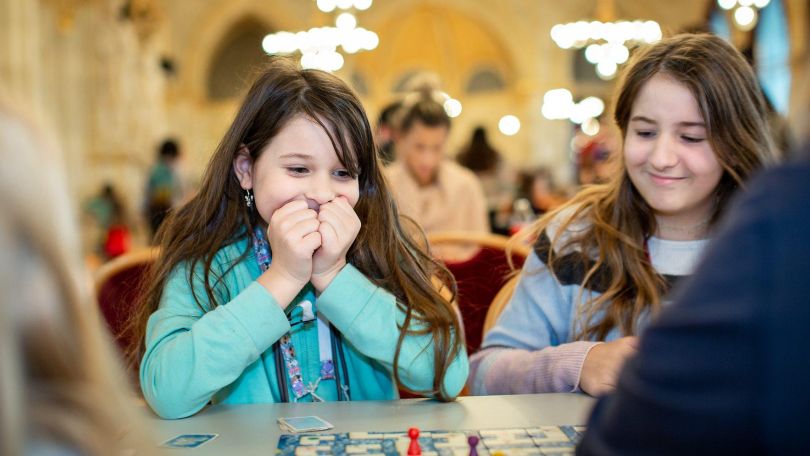 copyright: WIENXTRA/Heidrun Henke 2 Mädchen spielen "Mensch ärgere dich nicht".