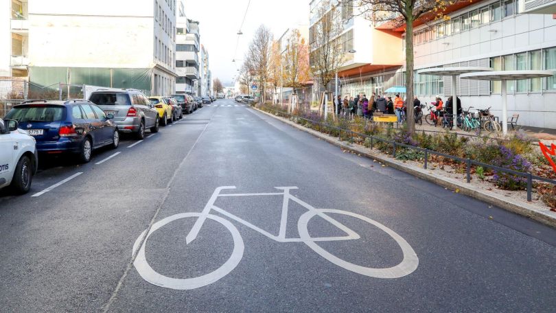 Straße mit großer Fahrrad-Symbol-Markierung.