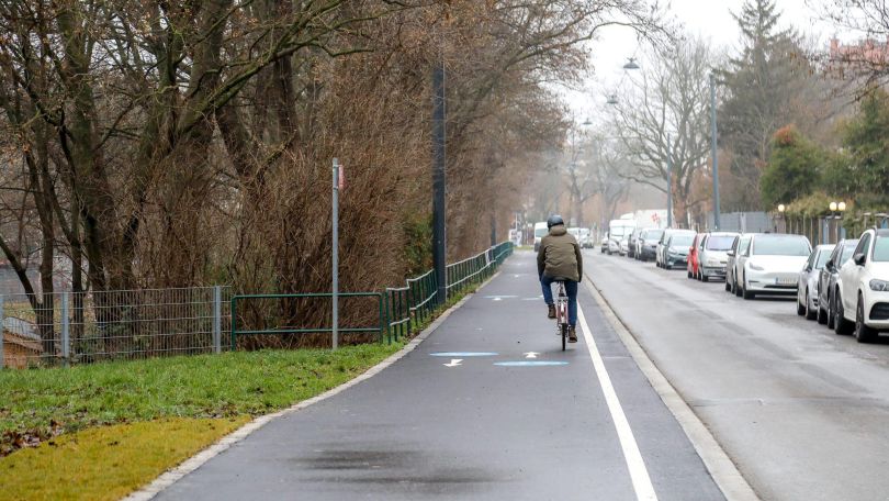 Ein Radfahrer fährt auf einem breiten, baulich getrennten Radweg.