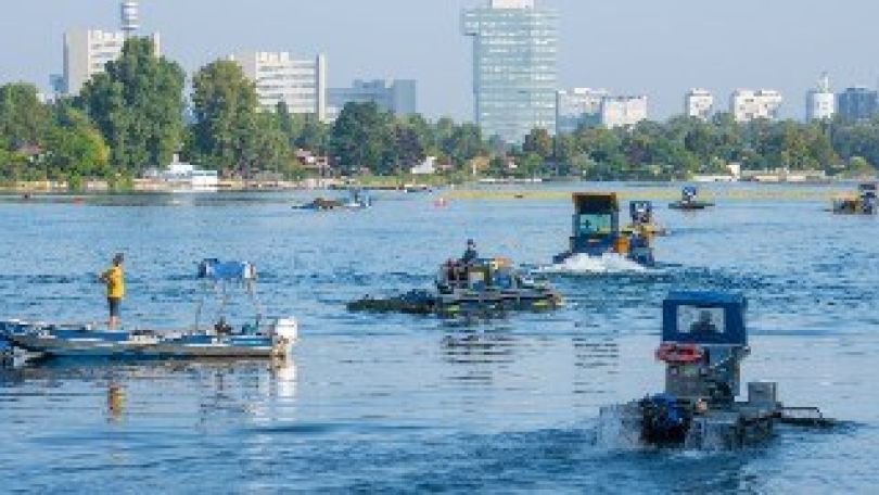 Mehrere Mähboote bei Einsatz auf der Alten Donau