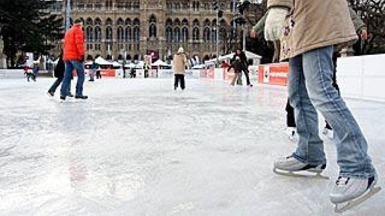 copyright: J. Kacetl woman skating at the Vienna Ice Dream in front of the City Hall