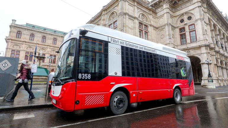 E-Citybus mit Wasserstoffantrieb vor einem historischen Gebäude