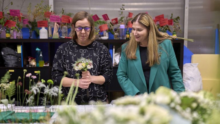 copyright: Stadt Wien/Markus Wache Wirtschaftsstadträtin Barbara Novak mit Floristin in einem Blumenladen