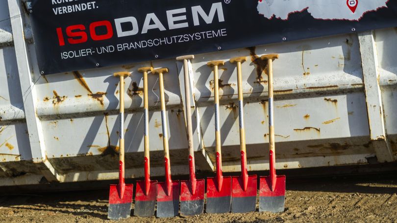 7 Spaten vor Container mit ISODAEM-Plakat