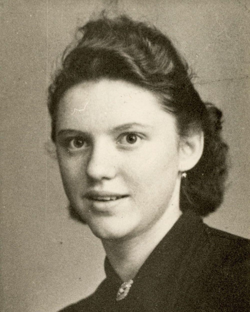 Schwarz-Weiß-Foto von einer jungen lächelnden Frau