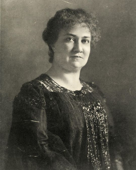 copyright: ÖNB Bildarchiv Schwarz-Weiß-Foto einer Frau in einem Kleid und mit hochgesteckten Locken