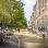 Breiter 2-Richtungsradweg neben der Universität Wien. Rechts vom Radweg ist ein Gehweg, links eine Baum-Allee mit einem weiteren Gehweg. Vor der Uni sind Fahrradabstellplätze.