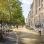 copyright: Mobilitätsagentur Wien / ZOOMVP.AT Breiter 2-Richtungsradweg neben der Universität Wien. Rechts vom Radweg ist ein Gehweg, links eine Baum-Allee mit einem weiteren Gehweg. Vor der Uni sind Fahrradabstellplätze.