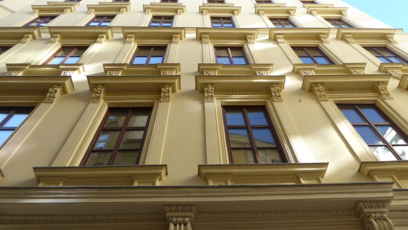 Fassade eines Wiener Altbaus aus der Froschperspektive