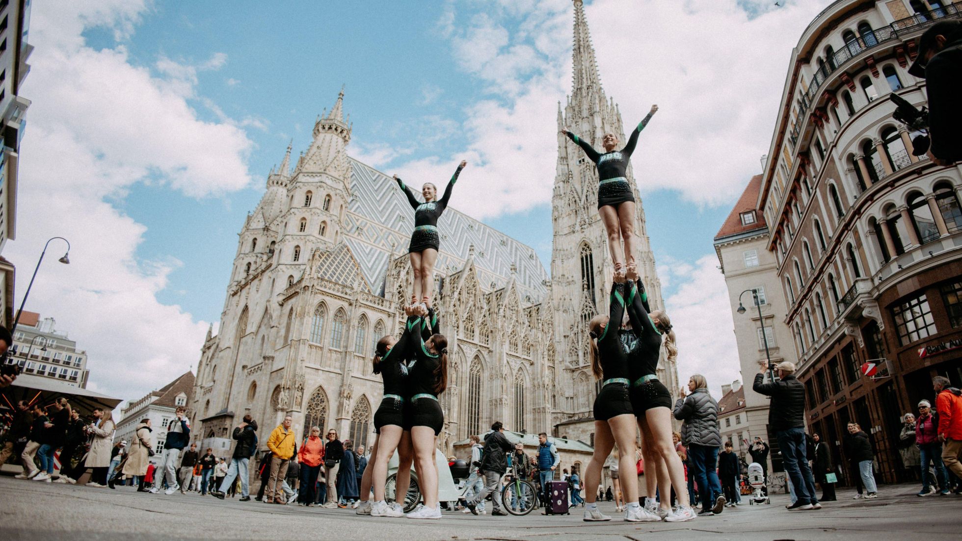 copyright: Sport Austria/Michael Meindl Cheerleaderinnen bei einer Aufführung am Stephansplatz. Im Hintergrund ist der Stephansdom zu sehen.