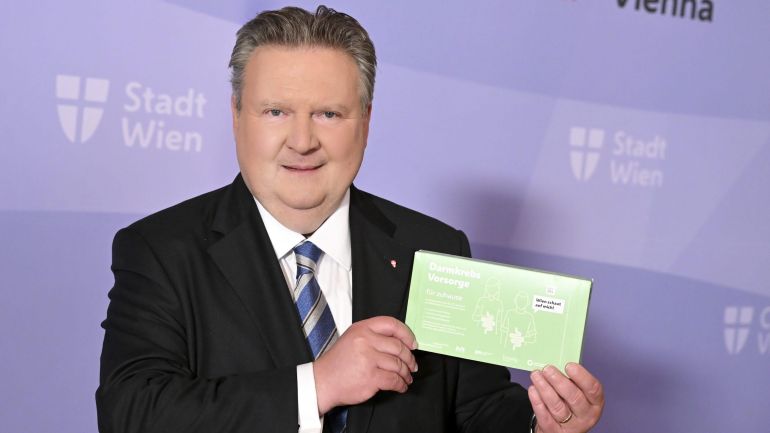 copyright: Stadt Wien/Christian Jobst Bürgermeister Michael Ludwig hält einen verpackten fäkalen immunochemischen Stuhltest für Zuhause in den Händen