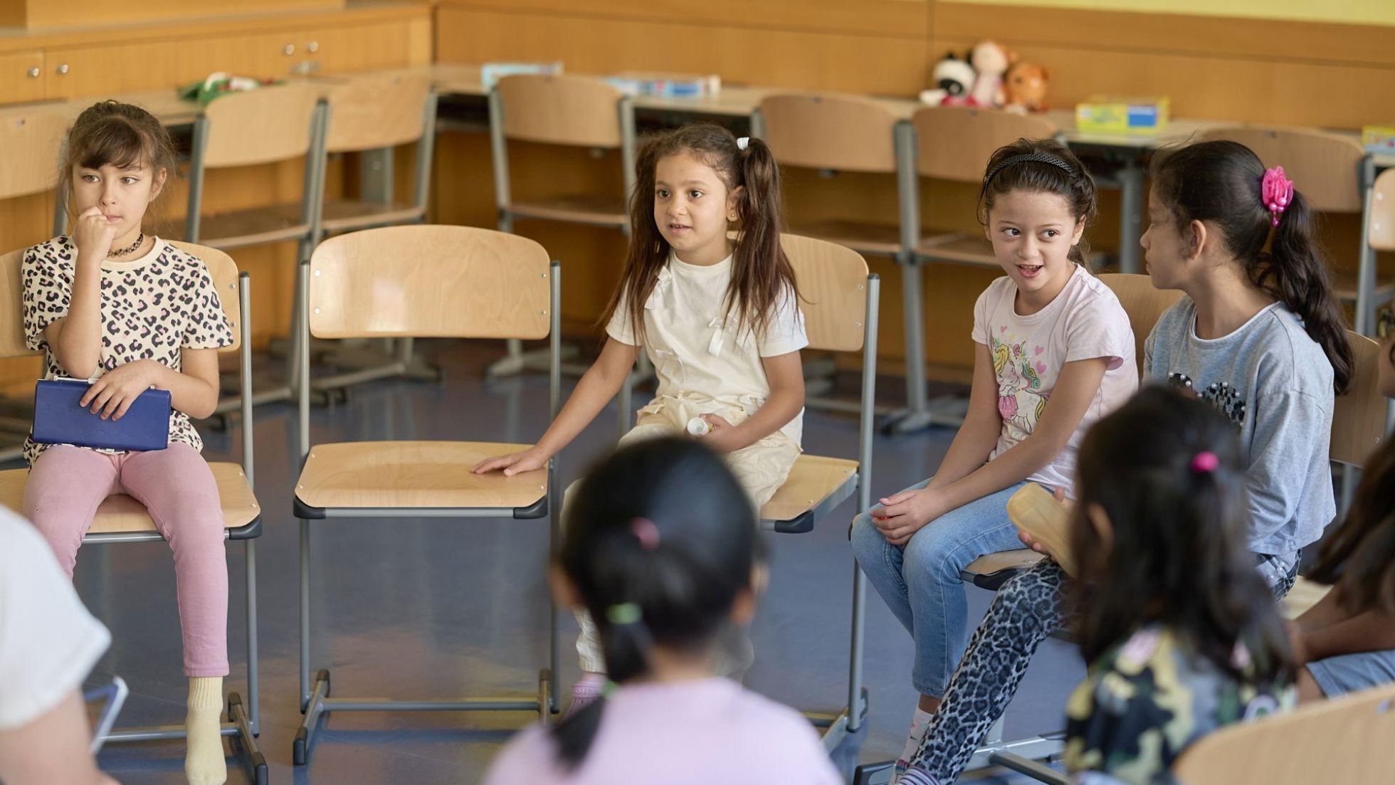 copyright: Stadt Wien/Markus Wache Volksschülerinnen sitzen in einem Sesselkreis im Klassenraum.