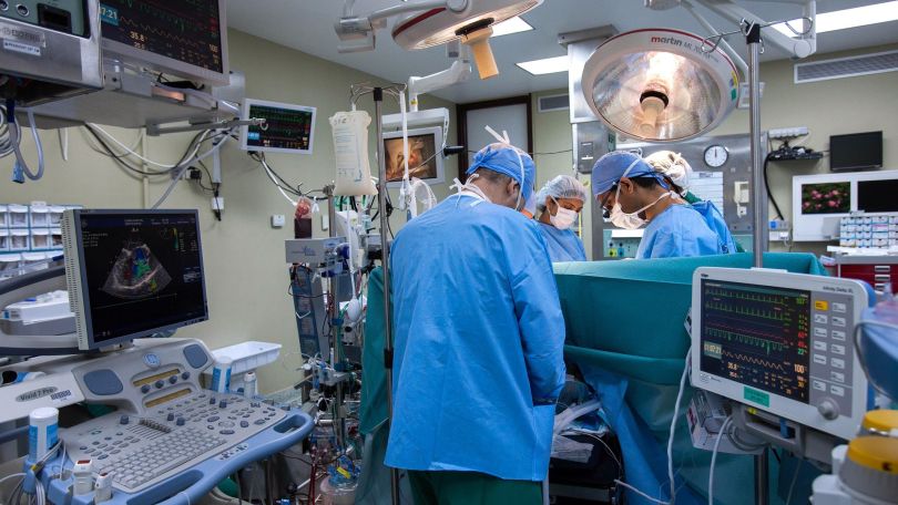 Chirurgen führen Operation in einem OP-Saal durch.