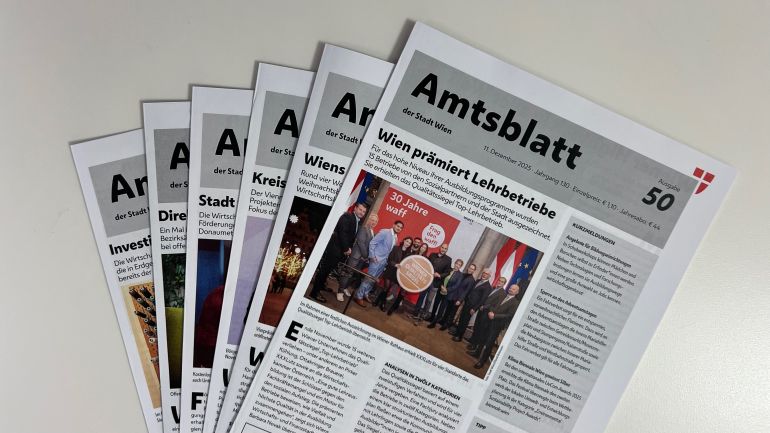 Sechs Zeitungen mit der Aufschrift Amtsblatt