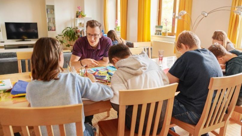 copyright: PID / Joachim Haslinger Sozialpädagoge arbeitet mit Kindern