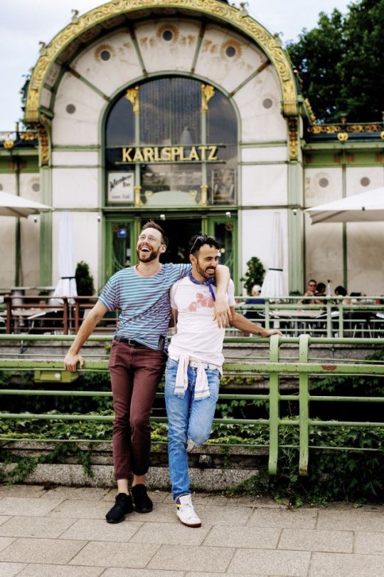 copyright: Wien Tourismus / Paul Bauer Zwei Männer lehnen an Geländer
