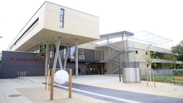 copyright: PID - Votava Außenansicht eines modernen Schulgebäudes