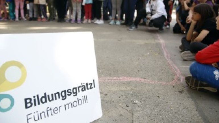 copyright: PID/Votava Martin Kinder rund um Bildungsgrätzl-Tafel