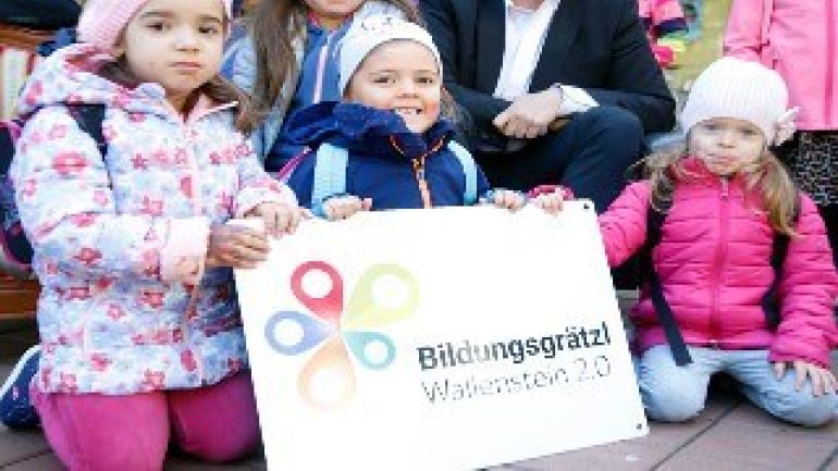 copyright: Martin Votava/PID Mädchen halten ein Bildungsgrätzl-Plakat