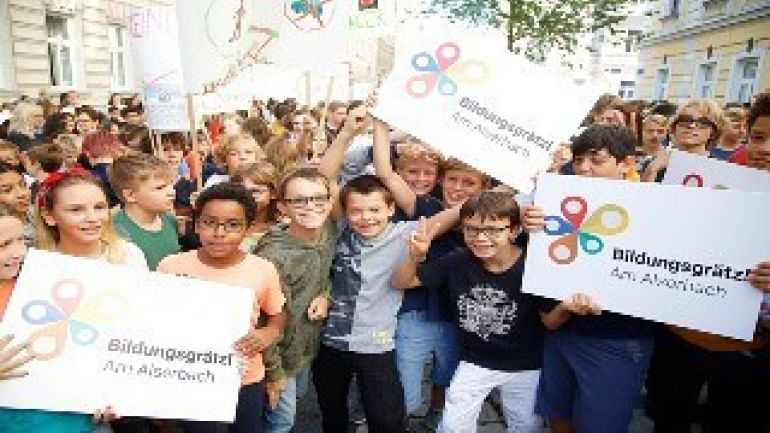 Kinder mit Bildungsgrätzl-Plakaten