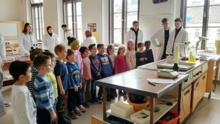 Gruppe von Kindern mit Lehrkräften in Klassenzimmer