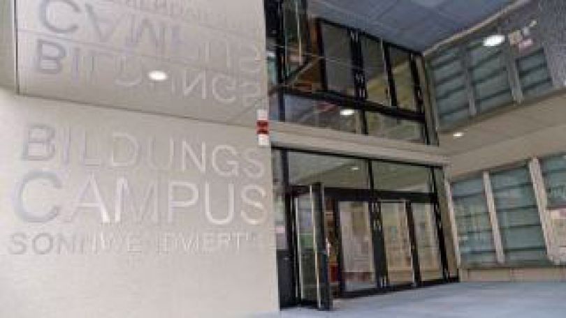 Außenansicht eines modernen Schulgebäudes