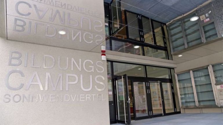 Außenansicht eines modernen Schulgebäudes